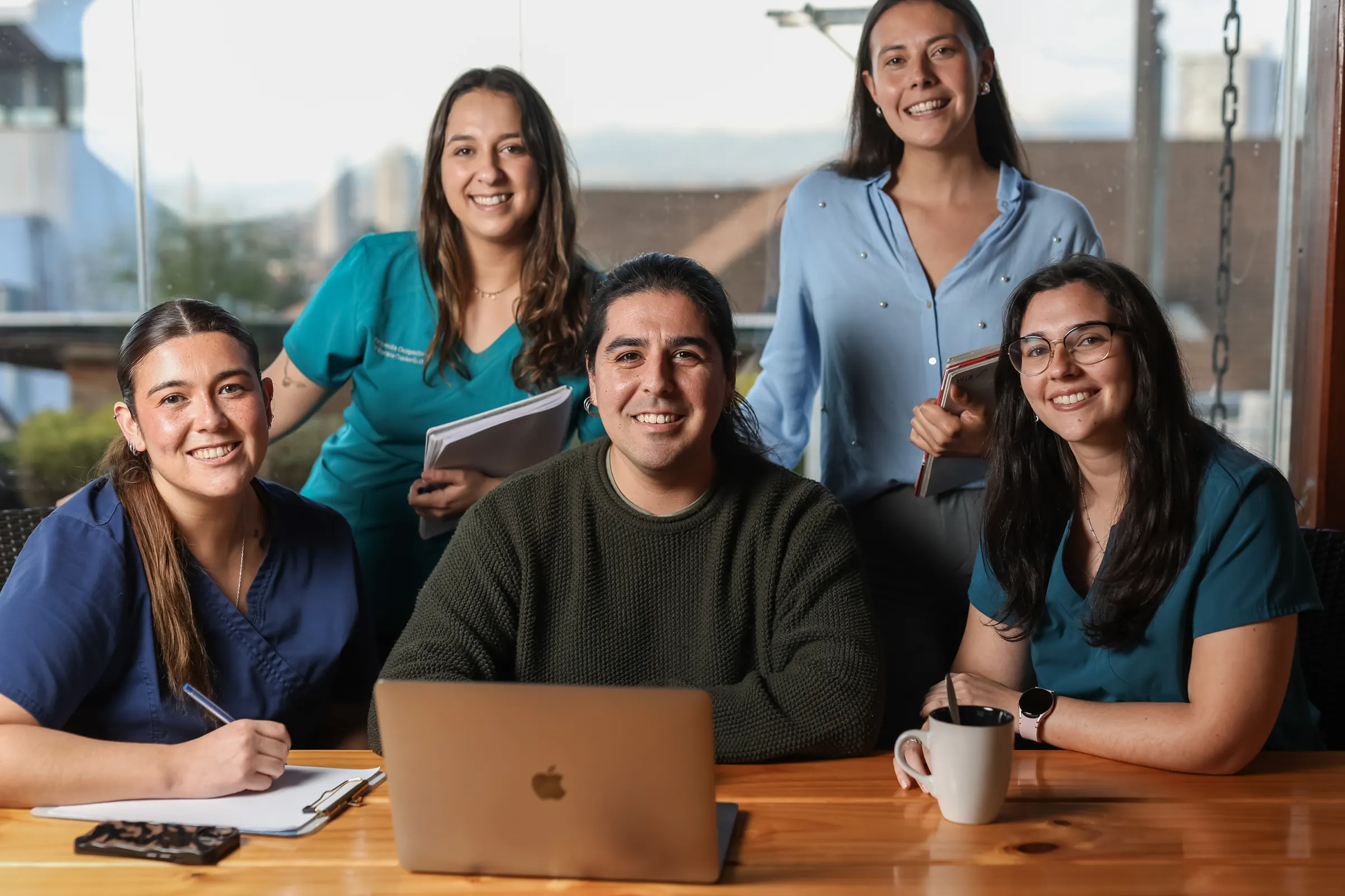 El equipo de Interapi en la terraza, con vista a Concón
